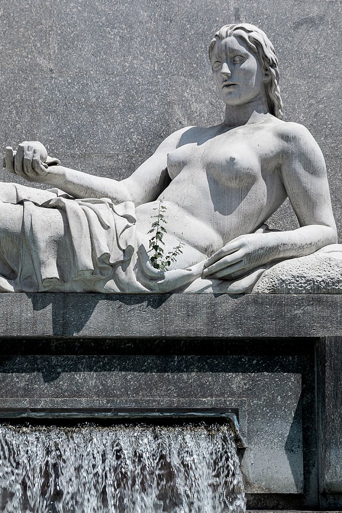 16 - STATUA - LA DORA - DEDICATA AL FIUME DORA BALTEA.jpg